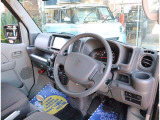 『1台』のお車に対して、3名体制で日々議論を重ね仕入れを行っております。