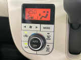 【オートエアコン】一度お好みの温度に設定すれば、車内の温度を検知し風量や温度を自動で調整。暑い…寒い…と何度もスイッチ操作をする必要はありません。快適な車内空間には必須の機能ですね♪