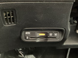 ハンドルの左下にETCがついています。高速道路の料金所の通過も楽々です!。 カードの取り出しもしやすい場所についています。