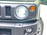 【LEDヘッドライト】悪天候や夜間走行時も良好な視界を確保し安心して運転できる高輝度LEDヘッドライトを装備!点灯速度が早く、消費電力も抑えられています。