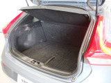 コンパクトなボディでも乗車人数分の旅行の荷物を積載可能です ハッチのヒンジが奥にあるため、積み下ろし時の頭上のスペースに余裕があります