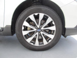タイヤサイズは225/60R18 純正アルミホイール装着です!