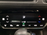 オートエアコンがついてますので、簡単操作で快適に過ごせます。リア熱線のスイッチの中にサイドミラーヒーターも入っています。パネル内のシートヒータースイッチは前席の左右別々に2段階で温度設定ができます。
