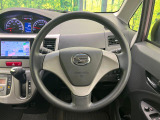 インテリアに合わせたデザインのステアリングは、運転される方のことも考え、運転しやすい形状、大きさです。是非一度、実際に触ってお確かめください。