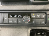 【オートエアコン】一度お好みの温度に設定すれば、車内の温度を検知し風量や温度を自動で調整。暑い…寒い…と何度もスイッチ操作をする必要はありません。快適な車内空間には必須の機能ですね♪