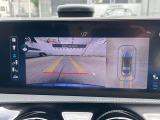 【360°カメラシステム】4つのカメラにより、車両周囲を俯瞰で確認することができます。カメラの呼び起しは手動でも可能ですので、狭い道でも安心してお乗りいただけます。