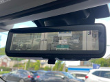 【スマートリヤビューミラー】後席の大きな荷物や同乗者で後方が確認しづらい時でも安心!カメラが撮影した車両後方の映像をルームミラー内に表示。クリアな視界で状況の確認が可能です!