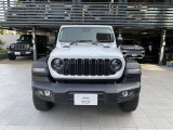 伝統のセブンスロットルグリルが一目でJeepと分かります。