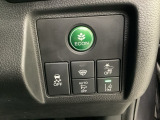 Hondaセンシング用の、VSA(ABS+TCS+横滑り抑制)解除とレーンキープアシストシステムのメインスイッチなどはハンドルの右側に装備しています。燃費に役立つECONボタンもここです。