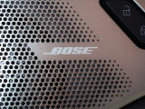 BOSEサウンドシステムを搭載。「良い音を出す」ではなく、その車種のごとに特徴を計算(車種専用設計)し、「反響音」を作り出すことによってどの座席でも自分中心で音が聴こえ、「心地よい空間」を作り出します。
