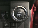 エンジンスタートスイッチです。キーが車内にあれば、エンジンの始動や停止はスイッチを押すだけ!キーを取り出す手間を省き、ワンプッシュで操作できるので簡単でスムーズです。