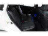 リアシートのセンターアムレストには2つのカップフォルダーつきで、車内全員がゆったりお過ごしいただけます!!