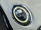 LEDヘッドライト&フロントフォグランプ。キセノンライトに比べて明るさと照射範囲が向上し、消費電力も低減のため省燃費にに貢献。周囲のリング部分はデイライトとして日中ヘッドライトOFF時も点灯します。