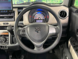 インテリアに合わせたデザインのステアリングは、運転される方のことも考え、運転しやすい形状、大きさです。是非一度、実際に触ってお確かめください。