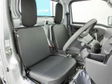 運転席側からの前席ビューです。内装色はブラック系ですので汚れも目立ちにくいです♪