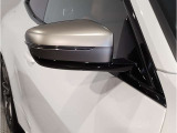 【BMWミラー】視認性の高いスタイリッシュなミラー。自動防眩機能も付いており夜間のドライビングをサポートします。