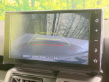 【バックカメラ】駐車時に後方がリアルタイム映像で確認できます。大型商業施設や立体駐車場での駐車時や、夜間のバック時に大活躍!運転スキルに関わらず、今や必須となった装備のひとつです!