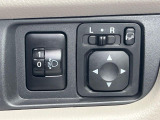 【電動格納ミラー】サイドミラーは電動格納式となっており、狭い駐車場でもキズがつくリスクを抑えられます。