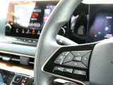ナビの音量など車両情報を手元で操作できるハンドルスイッチ付き。