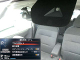 フロントカメラで車や人をモニターして、衝突の危険があれば警告とともにブレーキを作動のエマージェンシーブレーキ、車線もモニターをしてはみだしも警告し、セーフティードライブをサポート。