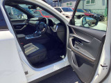 黒色本革シート装備、運転席のドアもかなり大きく開きます。