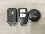 スマートキーを装備しています。鍵を差し込むことなくドアロックの開け閉めと、スタートボタン操作でのエンジンスタートができます。加えて、純正リモコンエンジンスターター用の操作キーもついています。