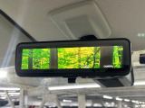 【インテリジェントルームミラー】後席の大きな荷物や同乗者で後方が確認しづらい時でも安心!カメラが撮影した車両後方の映像をルームミラー内に表示。クリアな視界で状況の確認が可能です!