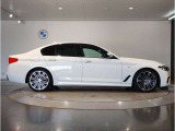 【BMWの伝統-3】BMWのお車は、“駆け抜ける歓び”を体現しております。走行の安定性とコーナリングの良さを追求し、思い通りにハンドルの操作可能です。