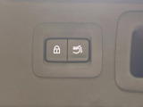 【パワーバックドア】スマートキーや運転席のボタンを押すだけでリアゲートが自動で開閉します!荷物を持っている時や、高い位置にあるバックドアを閉める際に便利な機能です♪