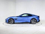 淡いブルーのAzzurro Monacoが陽光に映える、優雅さと開放感を兼ね備えた1台です。