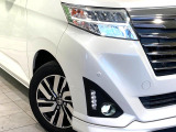 【LEDヘッドライト】悪天候や夜間走行時も良好な視界を確保し安心して運転できる高輝度LEDヘッドライトを装備!点灯速度が早く、消費電力も抑えられています。