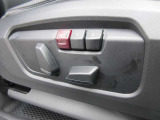 運転席メモリー付きフロント電動シート装備。