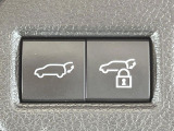 パワーバックドア】スマートキーや運転席のボタンを押すだけでリアゲートが自動で開閉します!荷物を持っている時や、高い位置にあるバックドアを閉める際に便利な機能です♪