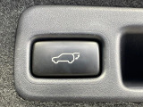 【パワーバックドア】スマートキーや運転席のボタンを押すだけでリアゲートが自動で開閉します!荷物を持っている時や、高い位置にあるバックドアを閉める際に便利な機能です♪