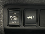 【パワーバックドア】スマートキーや運転席のボタンを押すだけでリアゲートが自動で開閉します!荷物を持っている時や、高い位置にあるバックドアを閉める際に便利な機能です♪