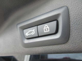 電動リアゲート装備です。バンパー下でのキックスイッチも装備されております。