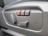 運転席メモリー付きフロント電動シート装備。