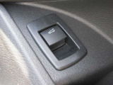 電動リアゲート装備です。バンパー下でのキックスイッチも装備されております。