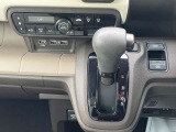 ハンドルに近い位置で運転席からも見やすく操作しやすいインパネシフト。パッと見ただけで、どのギアに入っているのかが判断しやすいところもイイですね!