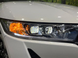 【LEDヘッドライト】悪天候や夜間走行時も良好な視界を確保し安心して運転できる高輝度LEDヘッドライトを装備!点灯速度が早く、消費電力も抑えられています。