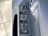 【電動格納ミラー】サイドミラーは電動格納式となっており、狭い駐車場でもキズがつくリスクを抑えられます。