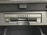 【純正ビルトインETC】有料道路を利用する際に料金所で停止することなく通過できる、ETC車載器が装備されています。セットアップを行うことで利用可能になります。