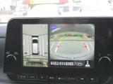 真上から見下ろすような映像で、車庫入れや縦列駐車時に、自車と駐車位置の関係をひと目で確認でき、スムースな駐車をサポート。動く物を検知してお知らせすることで、発進時の安全確認をサポートします。