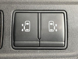 【両側パワースライドドア】スマートキーや運転席のスイッチで後席両側スライドドアの開閉が可能♪電動だから力を入れてドアを開ける必要が無く、小さなお子様でも簡単に開け閉めでき快適です♪