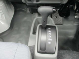 使い慣れた形状のフロアシフトノブ。ガソリン車と併用で使用されていても操作が大きく変わらないので、トラブルも減少します。