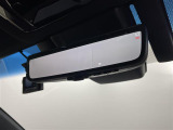 【デジタルルームミラー】車両後方カメラの映像をルームミラーに映すことが出来ます。 そのため、後席に人や荷物があって後方が見えづらい場合でもしっかり視界を確保することが出来ます。
