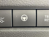 【ハンドル支援】左右のレーンマーカーを検出し、車線中央付近を走行するようにステアリングを制御し、運転者のハンドル操作を支援します。機能には限界があるためご注意ください。