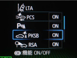 サポカーSとは、緊急ブレーキに加えて、高齢者に多いと言われている踏み間違い事故防止をサポートする機能です。詳しくは販売店スタッフまでおたずねください。