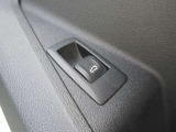 電動リアゲート装備です。バンパー下でのキックスイッチも装備されております。