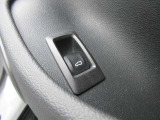 電動リアゲート装備です。バンパー下でのキックスイッチも装備されております。